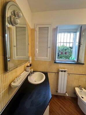 Douche, sèche-cheveux, serviettes fournies