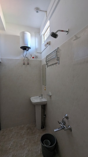 Deluxe Triple Room, Hill View | Bathroom