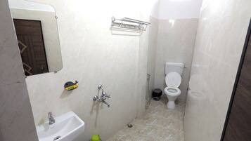 Deluxe Double Room, Balcony, City View | Bathroom