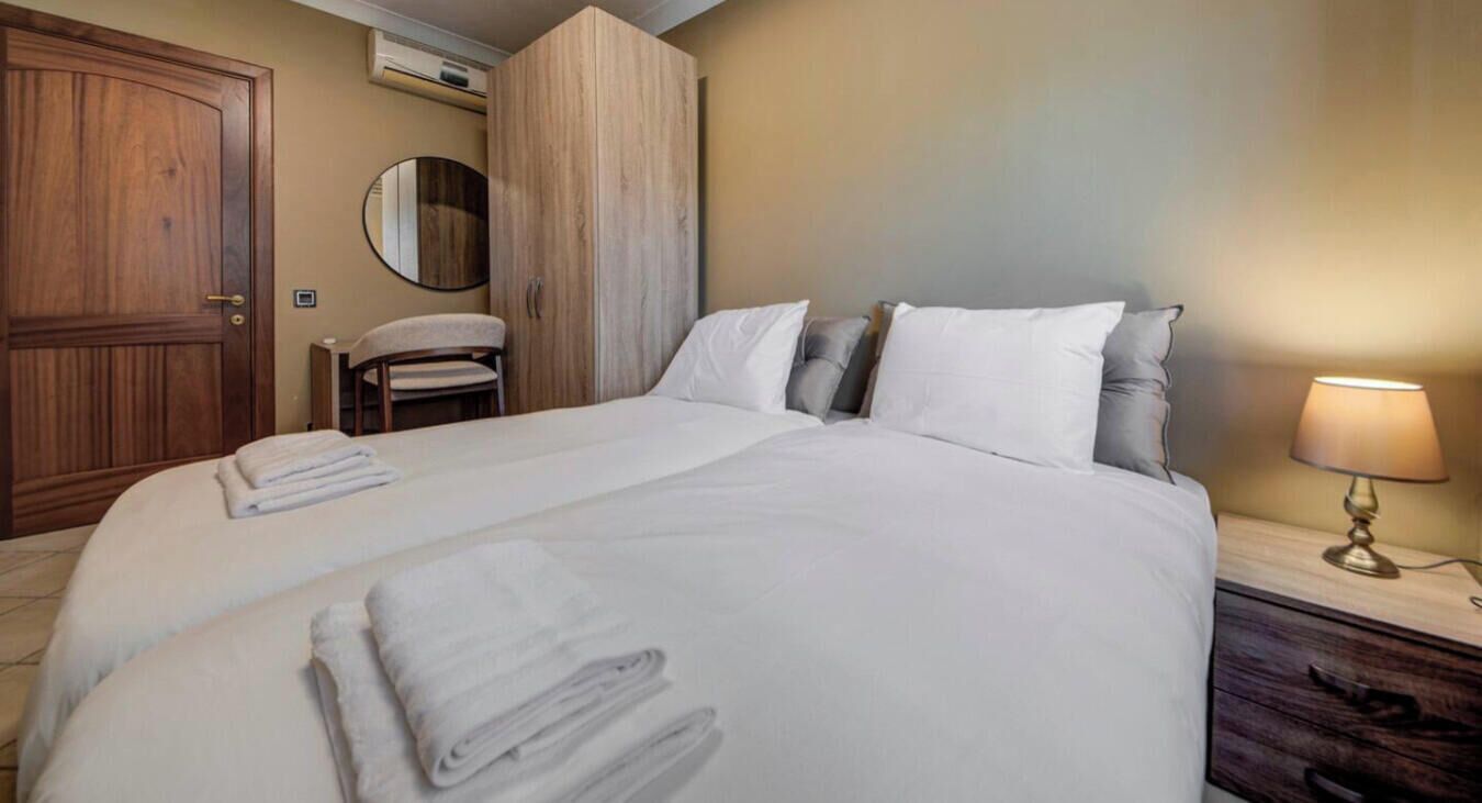 Desk, iron/ironing board, WiFi, bed sheets