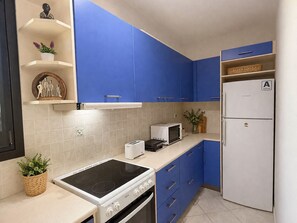 Private kitchen - Villa Paionia/ Heated Pool/ Sea View/ Private Resort (Anavissos)