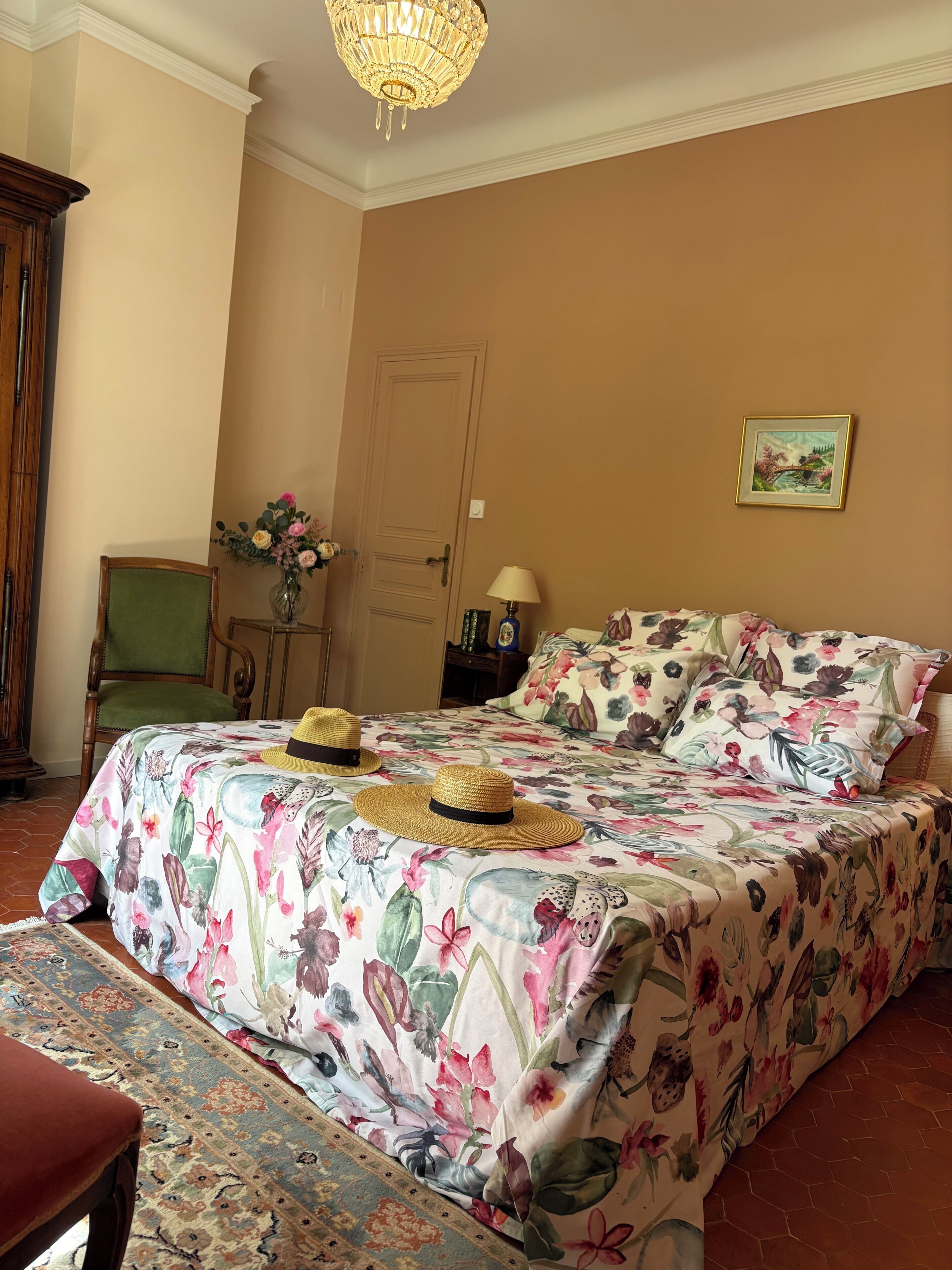 5 habitaciones, tabla de planchar con plancha, internet y ropa de cama 