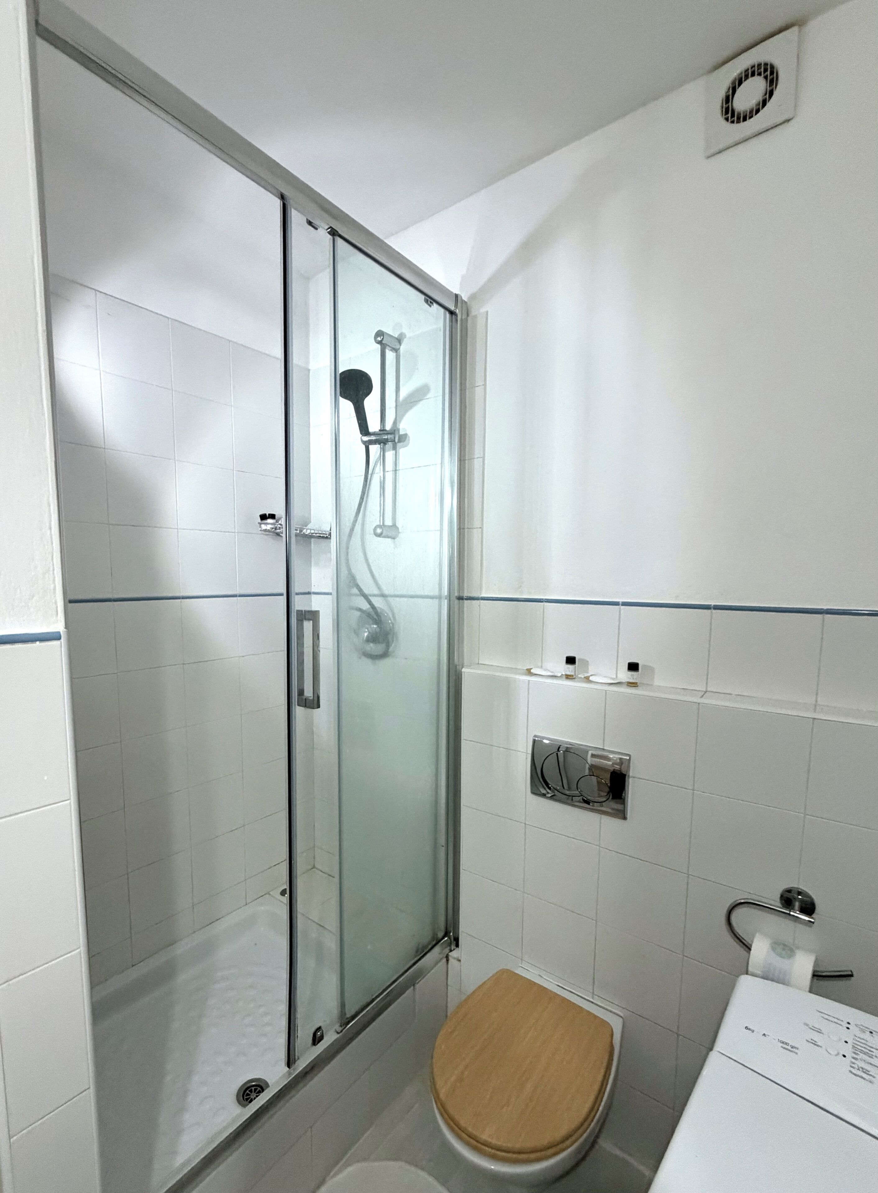 Ducha, secador de pelo, toallas, jabón