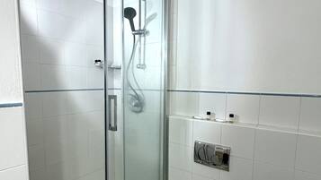 Ducha, secador de pelo, toallas, jabón