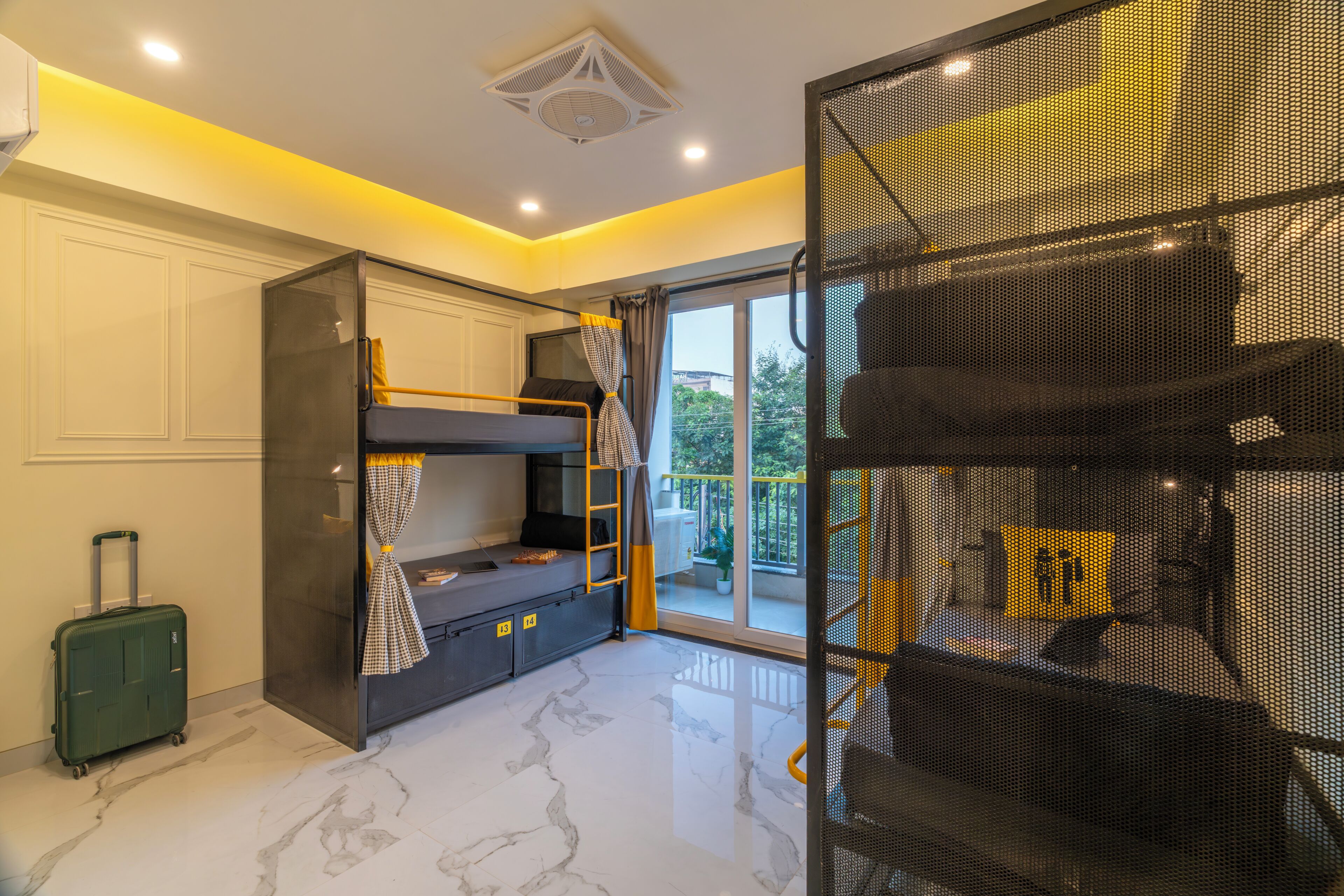 Bed in 4 Bed Mixed Dormitory with Balcony and City View | Langsir/tirai gelap terus, Wi-fi percuma, cadar katil 