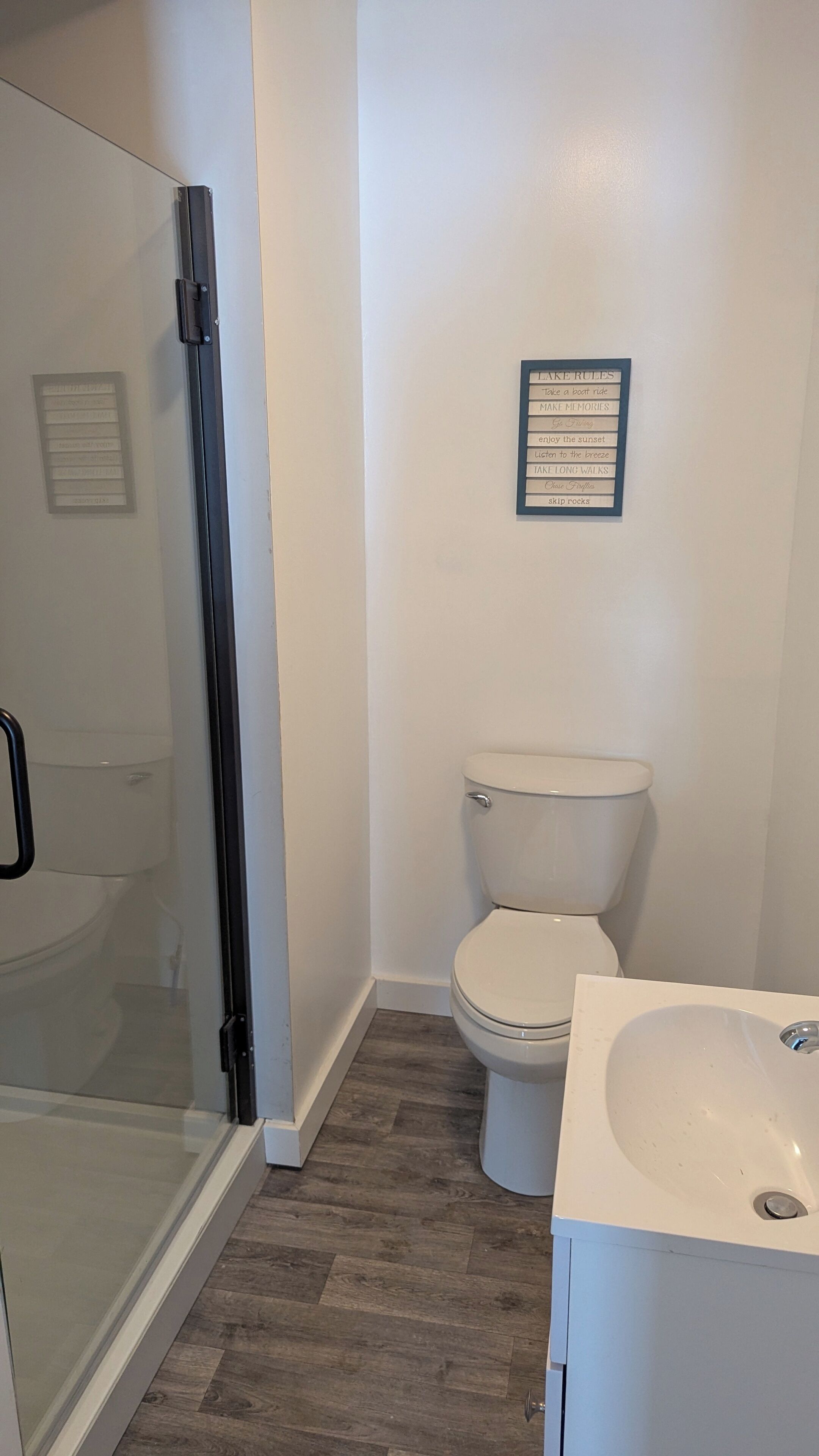 Douche, serviettes fournies, papier toilette
