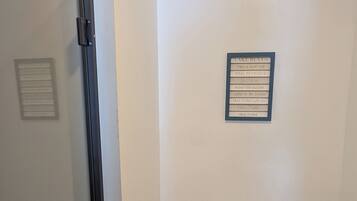 Douche, serviettes fournies, papier toilette