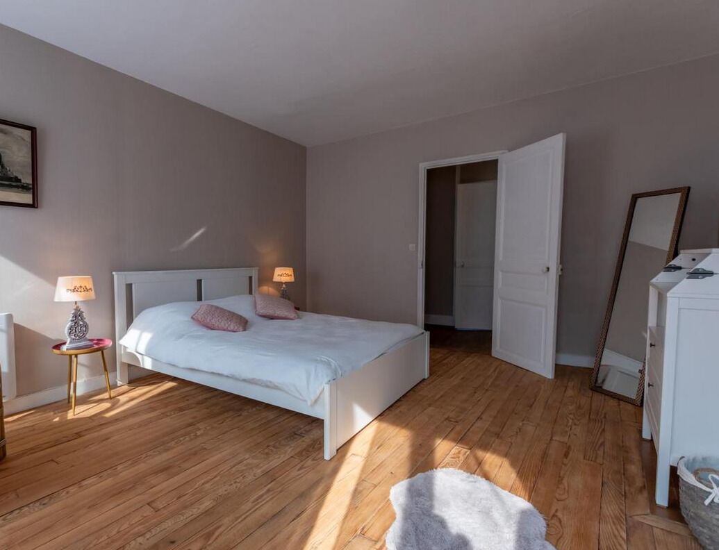 2 slaapkamers, een strijkplank/strijkijzer, reisbedje, gratis wifi