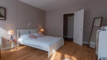 2 slaapkamers, een strijkplank/strijkijzer, reisbedje, gratis wifi
