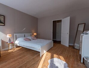 2 bedrooms, iron/ironing board, travel crib, free WiFi