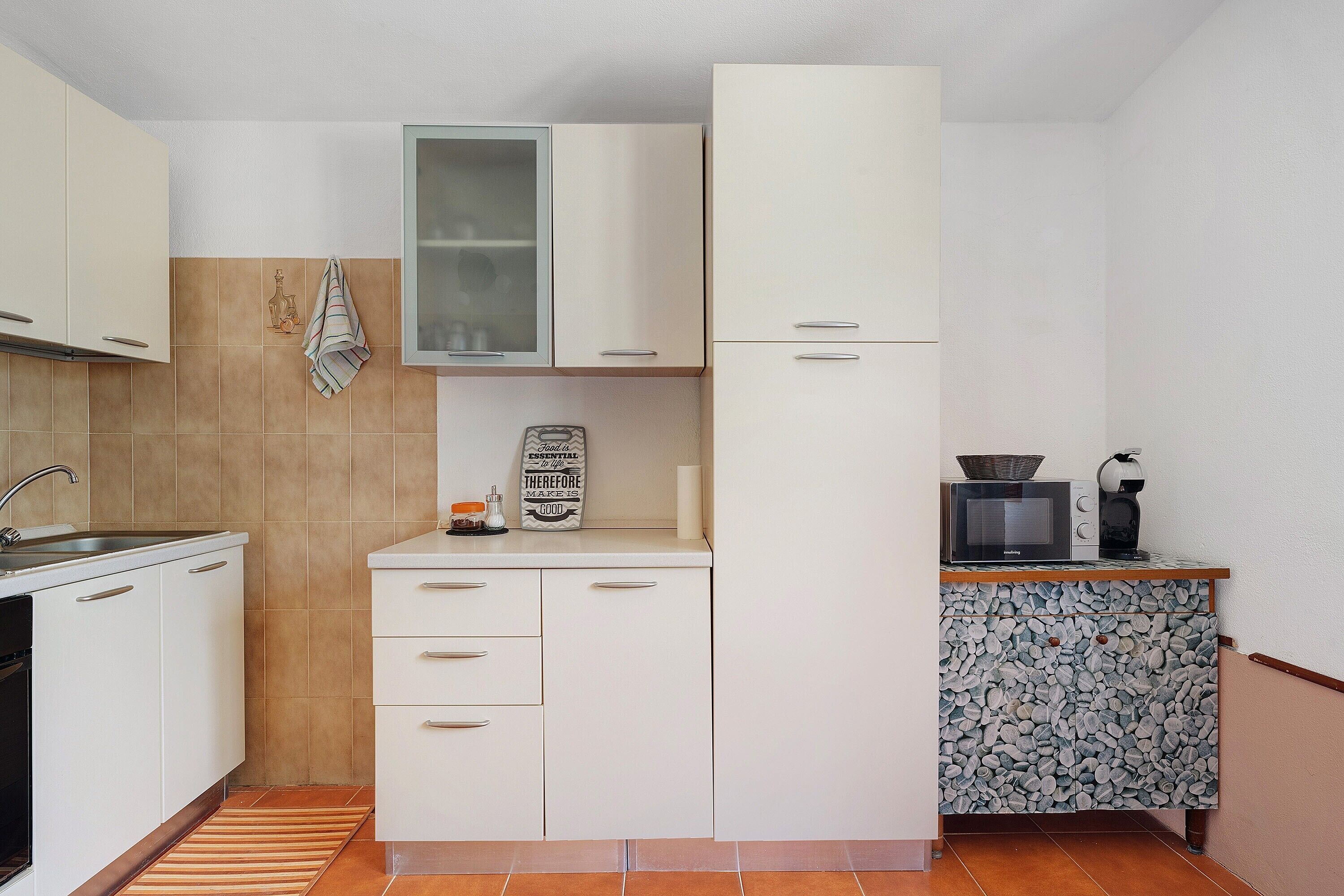 Wasserkocher mit Kaffee-/Teezubehör, Kühlschrank, Mikrowelle, Ofen