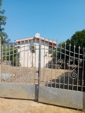 Property grounds - Apartment 'Zakaria' with Mountain View, Wi-Fi and Air Conditioning (Foxi Lioni)