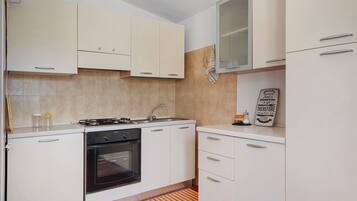 Coffee/tea maker, fridge, microwave, oven