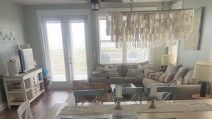 Zona pranzo con tavolo, sedie e ventilatore a soffitto.