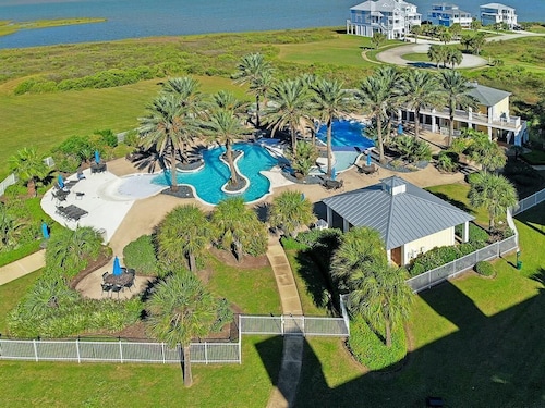 Paradise Pointe is spacious 3-bedroom condo on the bay in Pointe West, Galveston