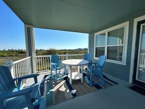 Outdoor dining - Paradise Pointe is spacious 3-bedroom condo on the bay in Pointe West, Galveston (Galveston)