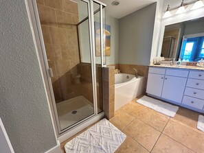 Hair dryer, towels, soap, toilet paper - Paradise Pointe is spacious 3-bedroom condo on the bay in Pointe West, Galveston (Galveston)