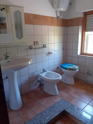Douche, sèche-cheveux, serviettes fournies