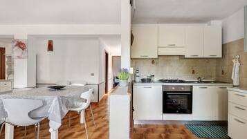 Coffee/tea maker, fridge, microwave, oven