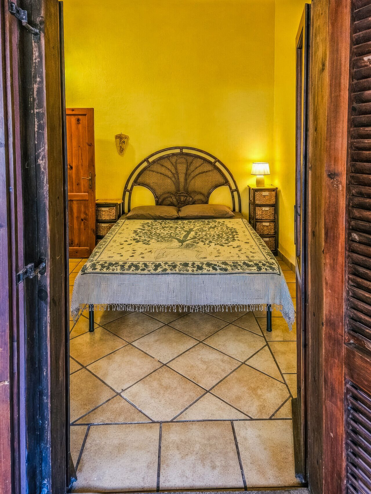 1 habitación, tabla de planchar con plancha y ropa de cama 