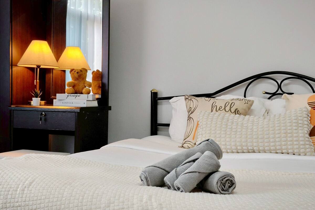 Corner Room (2 windows)