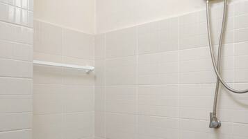 Superior Room (2 windows) | Badeværelse | Bruser, brusehoved med spredningseffekt, gratis toiletartikler