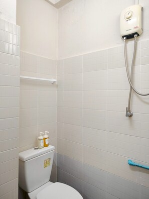 Superior Room (2 windows) | Badkamer | Een douche, een regendouche, gratis toiletartikelen, een haardroger