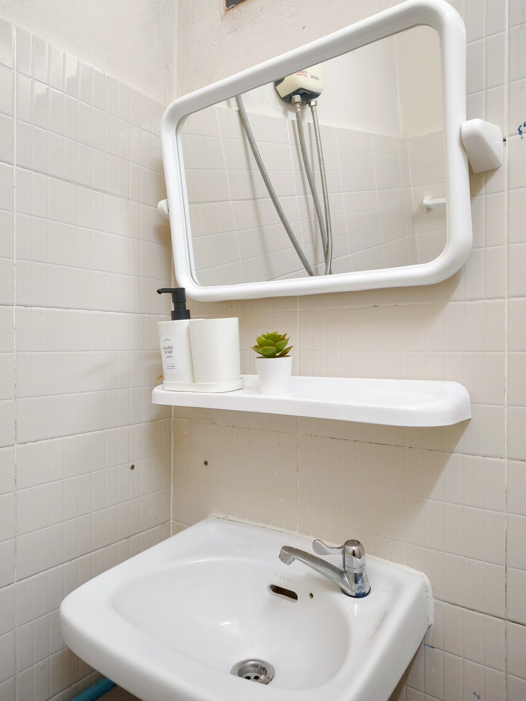 Shower, rainfall showerhead, free toiletries, hair dryer