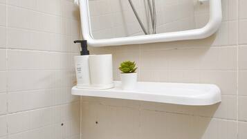 Shower, rainfall showerhead, free toiletries, hair dryer
