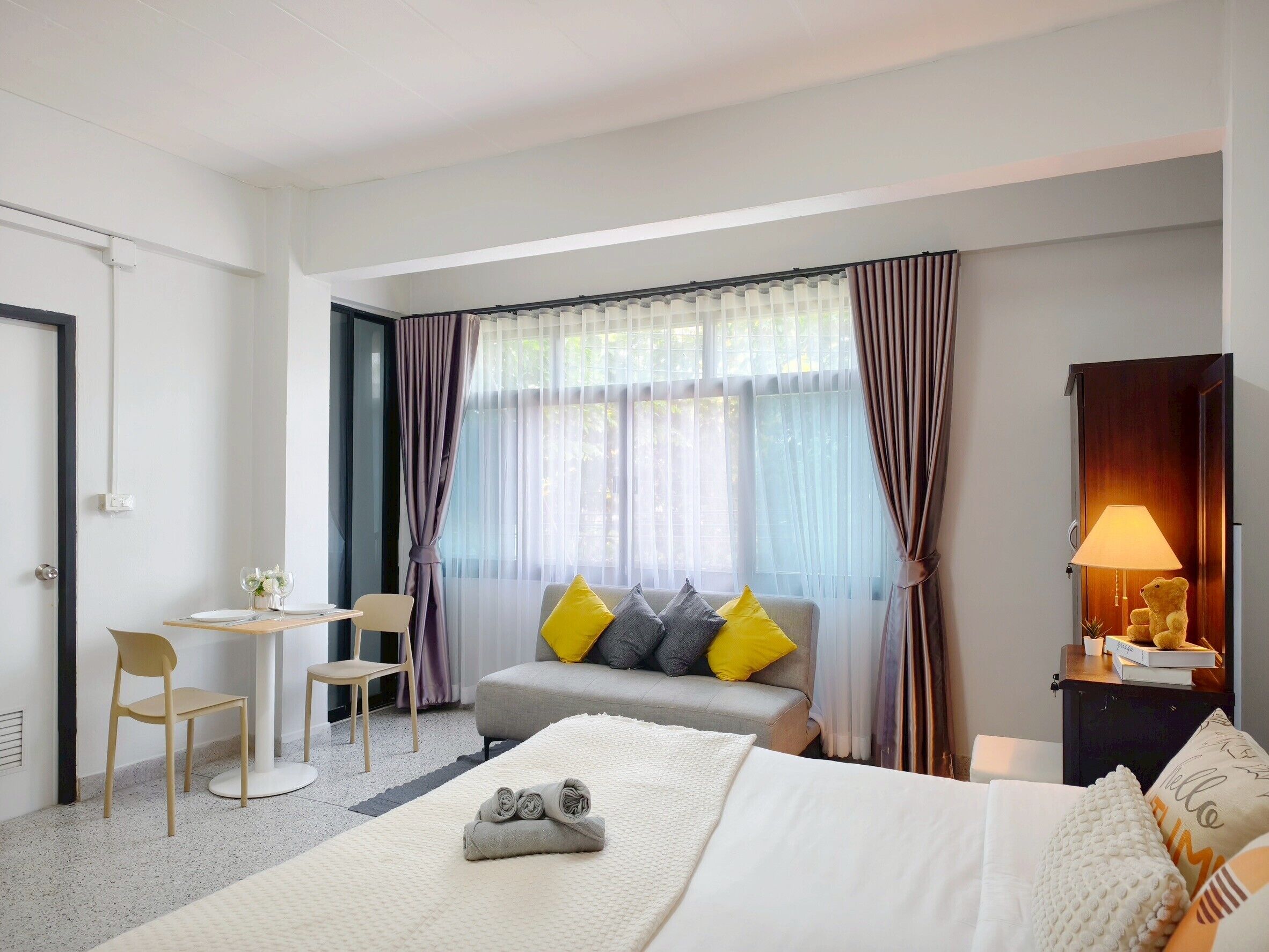 Corner Room (2 windows)