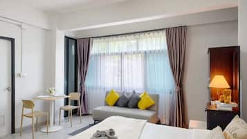 Corner Room (2 windows) | Bureau, fer et planche Ă repasser, Wi-Fi gratuit, draps fournis