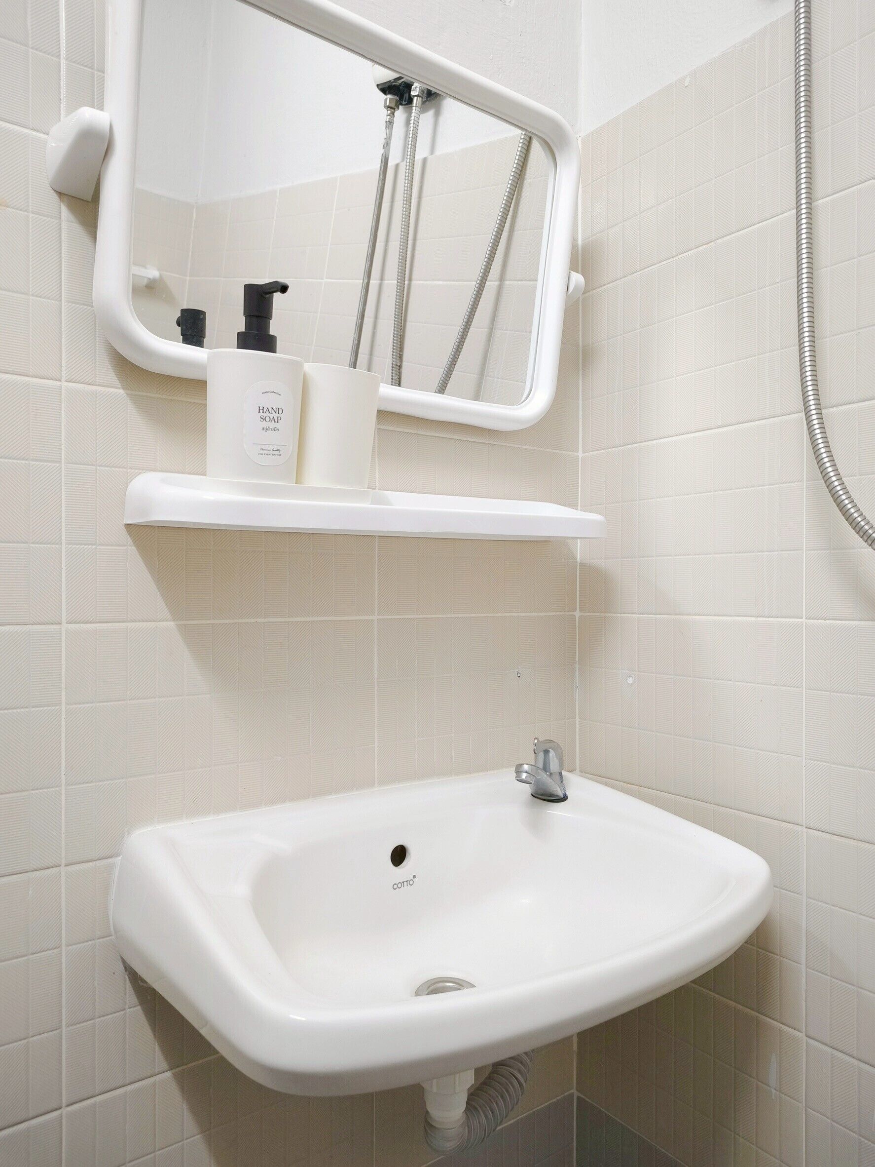 Corner Room (2 windows) | Salle de bain | Douche, douche à « effet pluie », articles de toilette gratuits