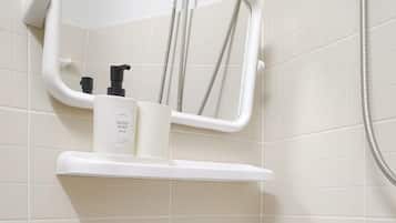 Corner Room (2 windows) | Salle de bain | Douche, douche à « effet pluie », articles de toilette gratuits