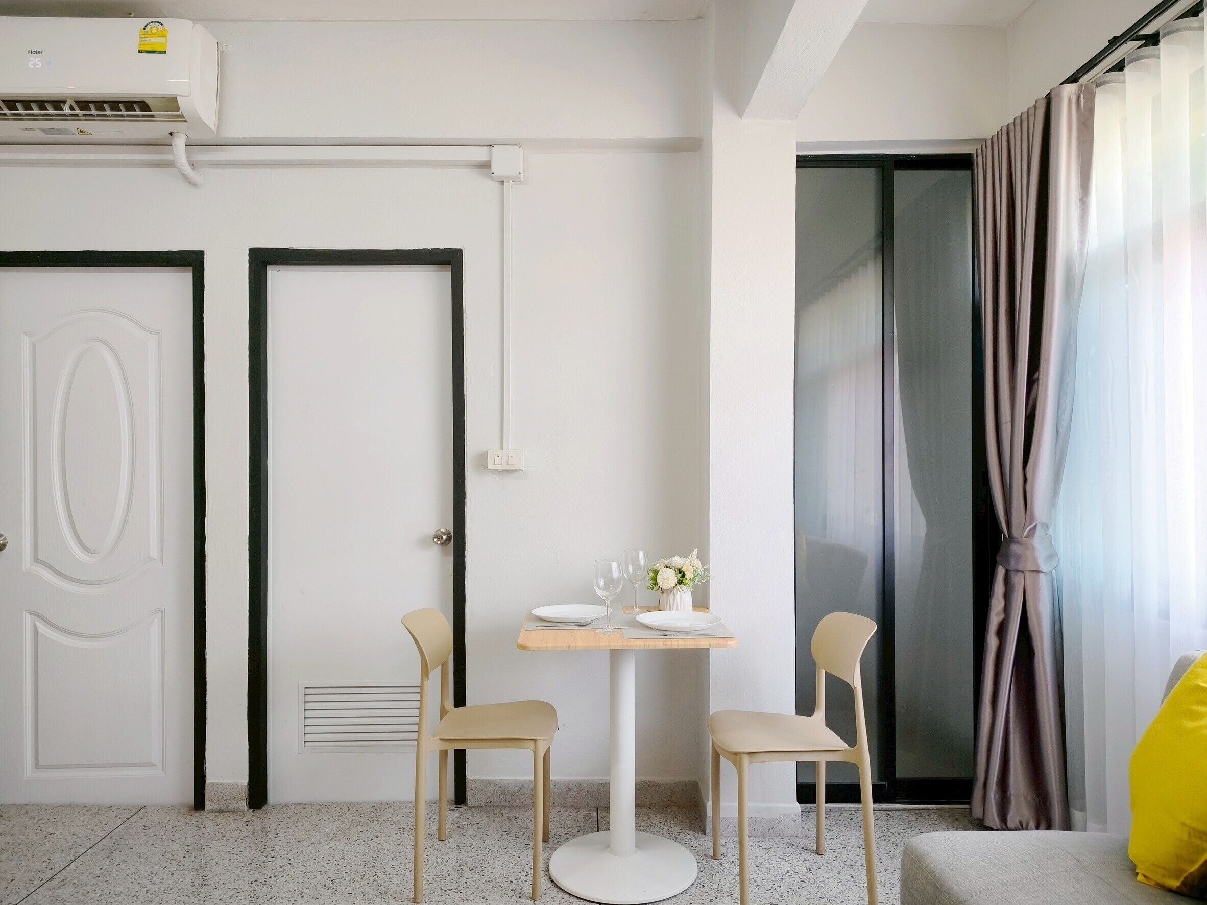 Corner Room (2 windows) | Skrivebord, strykejern/-brett, wi-fi (inkludert) og sengetøy