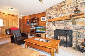 Smart TV, fireplace, books - New! Lakefront Condo-Stunning views of Grand Lake & prime boardwalk location (Grand Lake)
