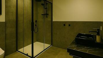 Comfort-Apartment, Stadtblick | Badezimmer | Haartrockner, Handtücher, Seife, Shampoo