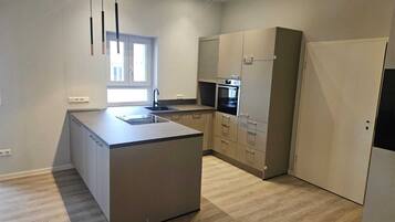 Comfort-Apartment, Balkon, Stadtblick | Eigene Küche | Kühlschrank, Mikrowelle, Ofen, Herdplatte