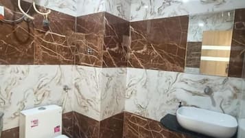Shower, rainfall showerhead, free toiletries, towels