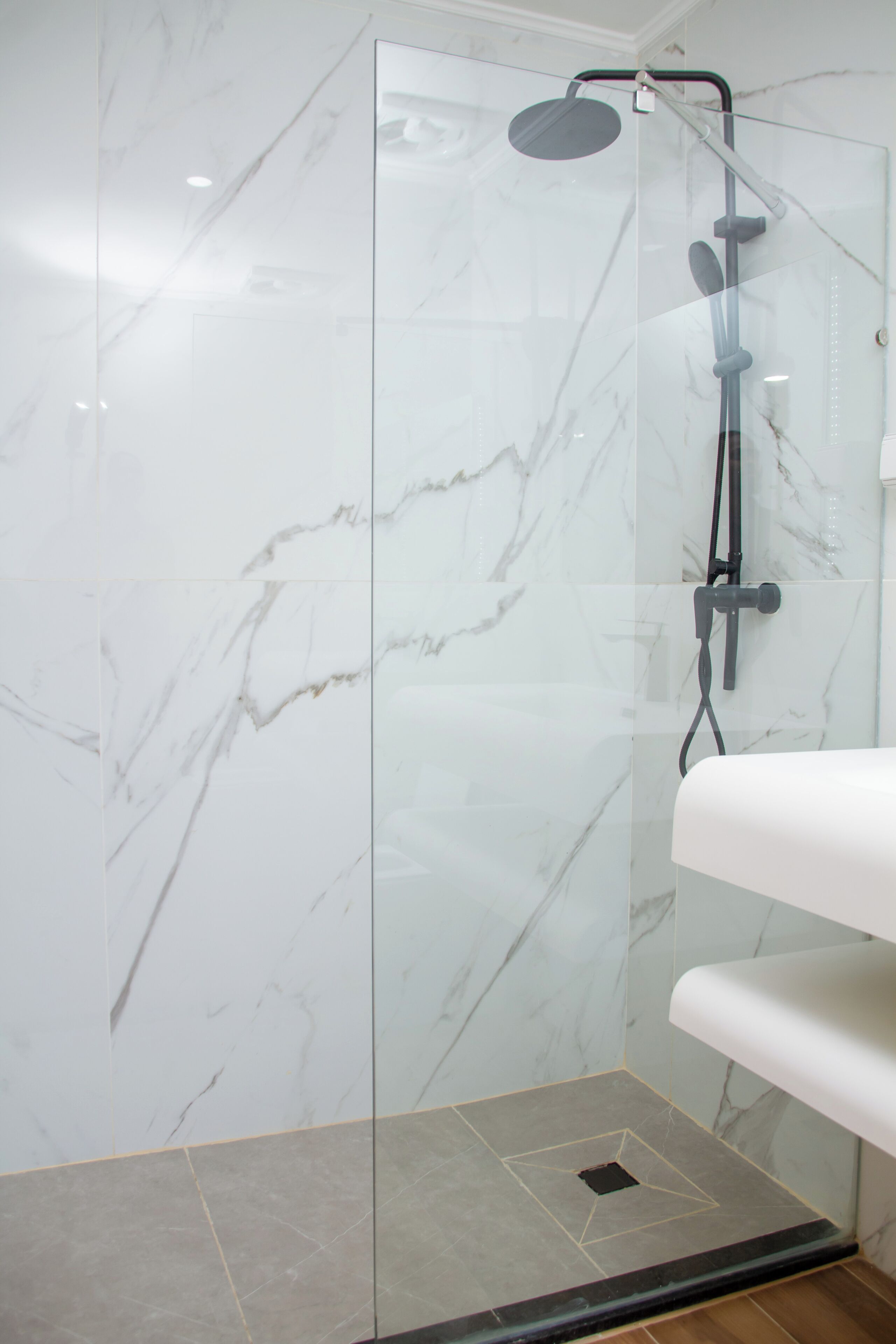 Deluxe-Doppel- oder -Zweibettzimmer | Badezimmer | Handtücher, Seife, Shampoo, Toilettenpapier