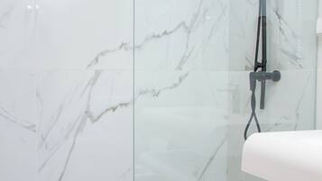 Deluxe-Doppel- oder -Zweibettzimmer | Badezimmer | Handtücher, Seife, Shampoo, Toilettenpapier