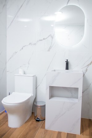 Comfort-Doppel- oder -Zweibettzimmer | Badezimmer