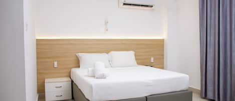 Chambre Deluxe double ou avec lits jumeaux | Espace de travail pour ordinateurs portables, accès au Wi-Fi (inclus)