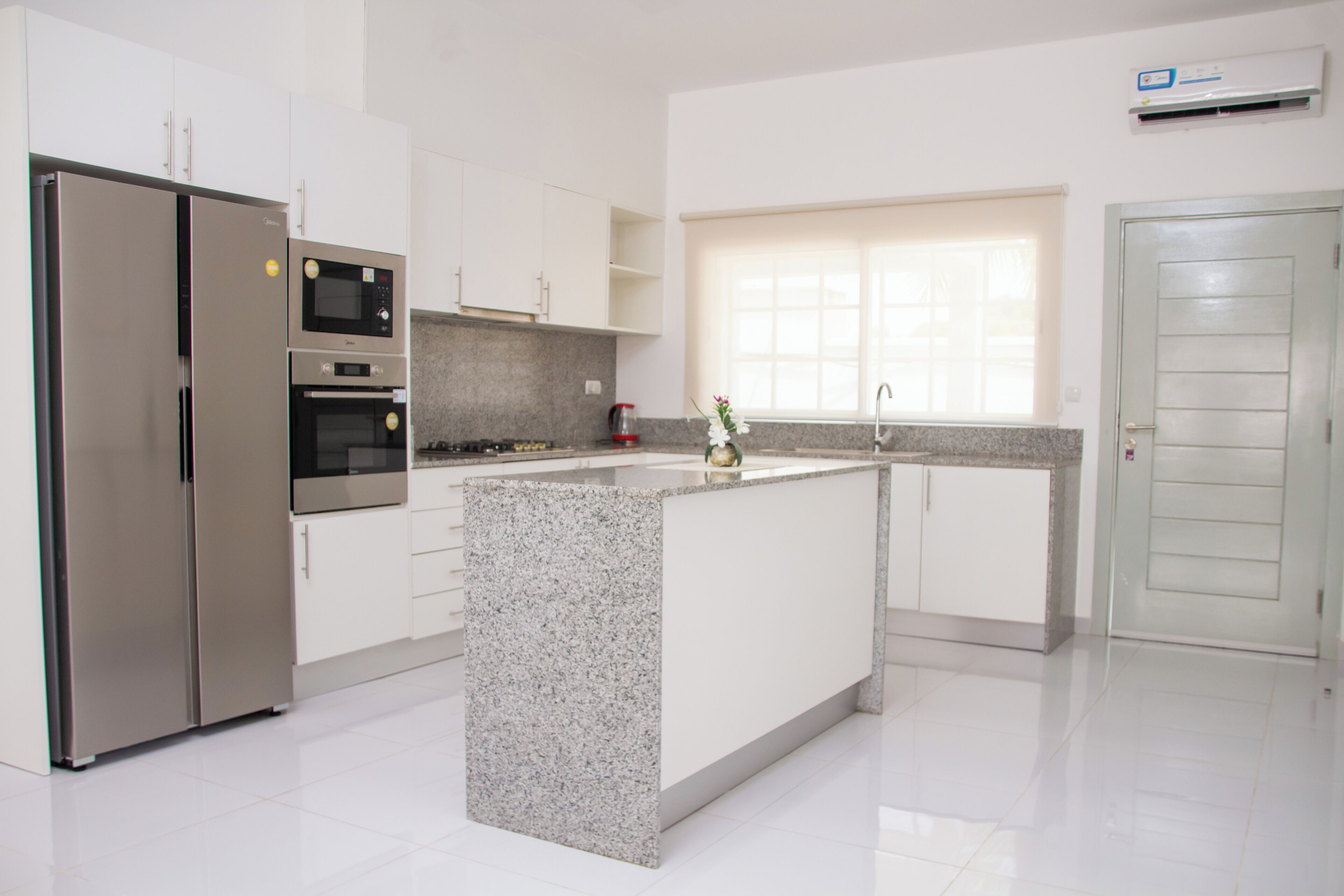 Maison Luxe, balcon | Cuisine privée | Réfrigérateur, micro-ondes, four, plaque de cuisson