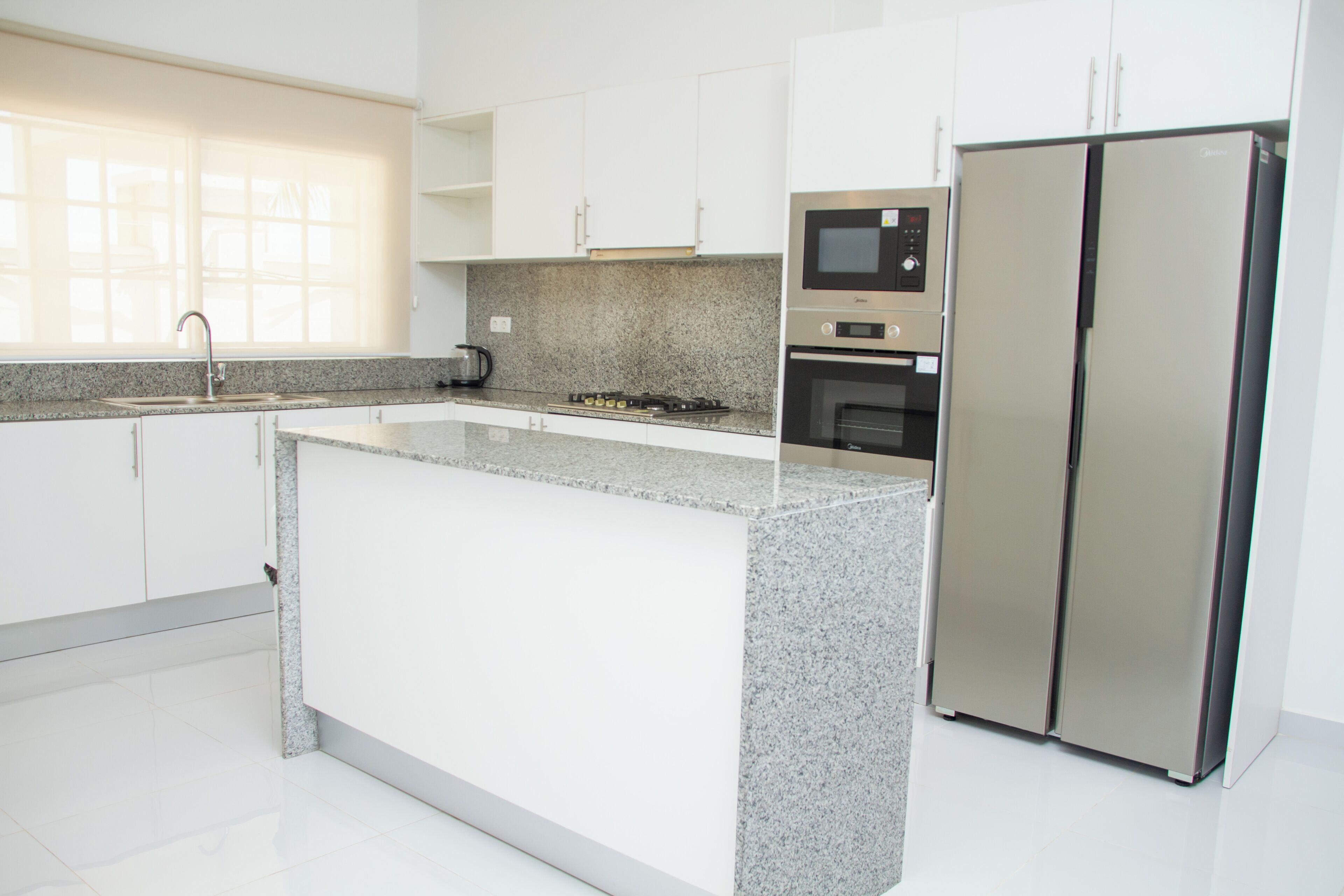 Luxury House, Balcony | Private kitchen | Fridge, microwave, oven, stovetop