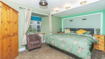 3 bedrooms, iron/ironing board, travel cot, free WiFi