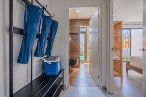 1 chambre, bureau, fer et planche à repasser, lit parapluie