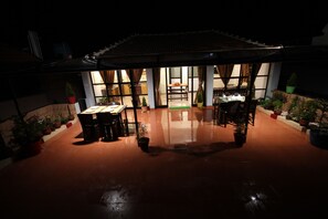 Outdoor dining - Seaview Apartments  (Kochi)