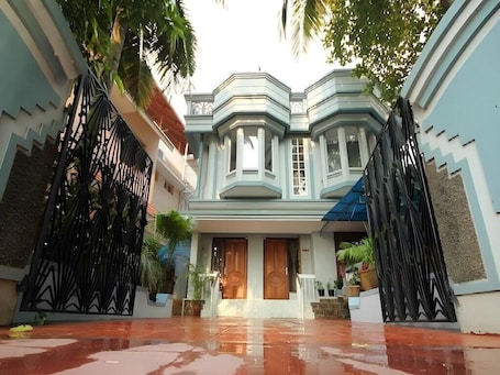 Exterior. Seaview Apartments
