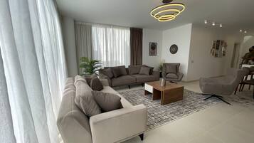 Villa, 4 Bedrooms, Lake View | Living area