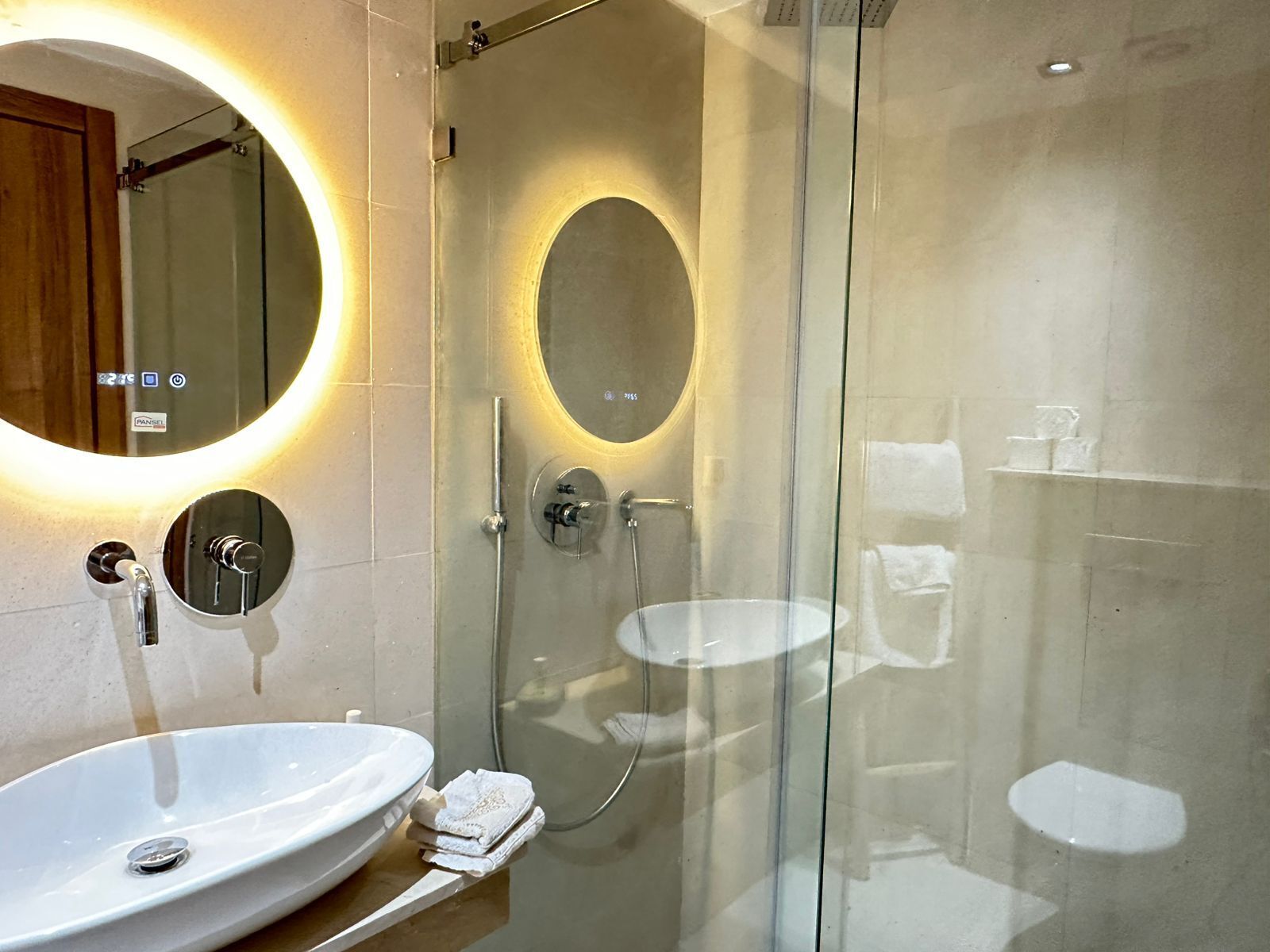 Bidet, serviettes fournies, savon, papier de toilette